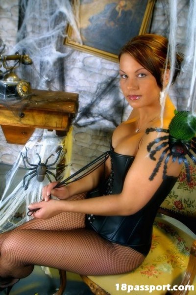 Kinky bitch posing in the leather corsette